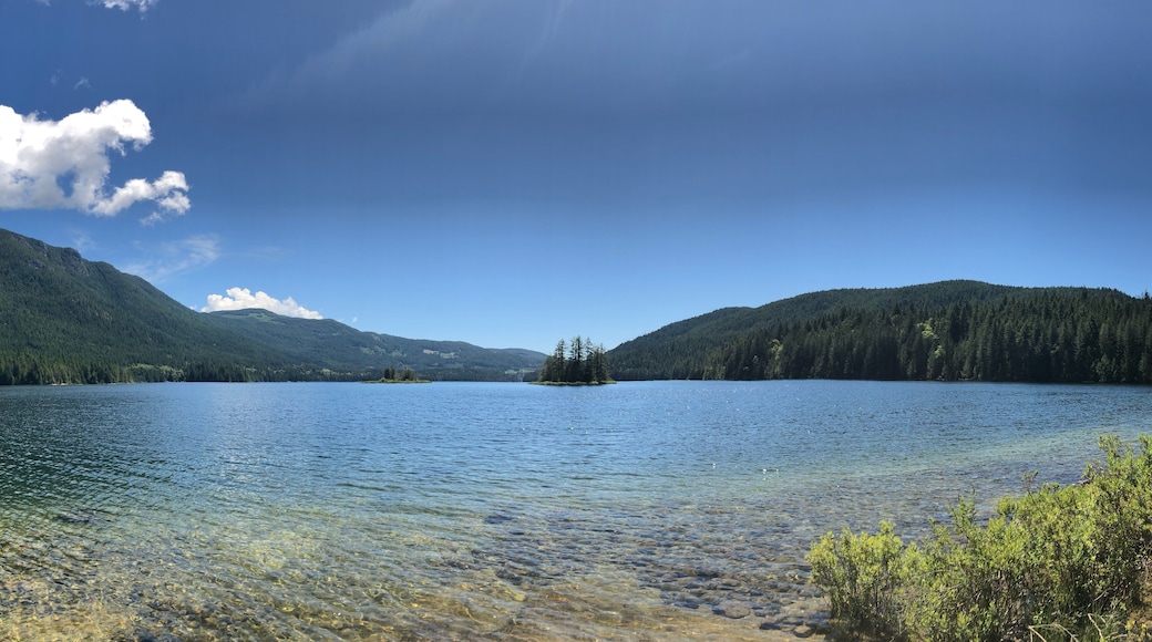 A nice 16km bike ride around Inland Lake, just outside of Powell River BC.
Lots of hiking off the lake, and many spots to stop for lunch.