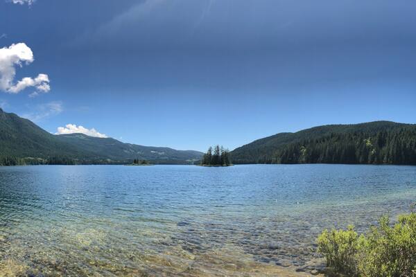 A nice 16km bike ride around Inland Lake, just outside of Powell River BC.
Lots of hiking off the lake, and many spots to stop for lunch.