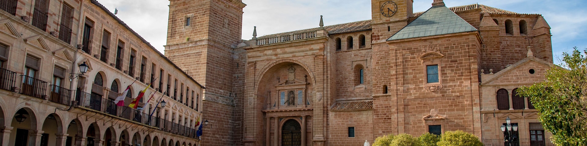 Um edifício histórico com uma torre do relógio e janelas em arco.