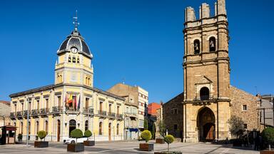 Un edificio histórico con una torre de reloj y una cúpula.