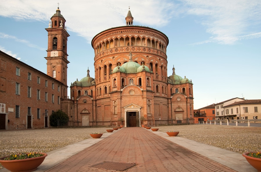 Una iglesia histórica con una alta torre campanario y una gran cúpula.