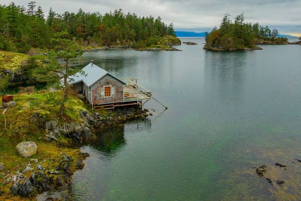 Smuggler Cove Marine Provincial Park showing a lake or waterhole