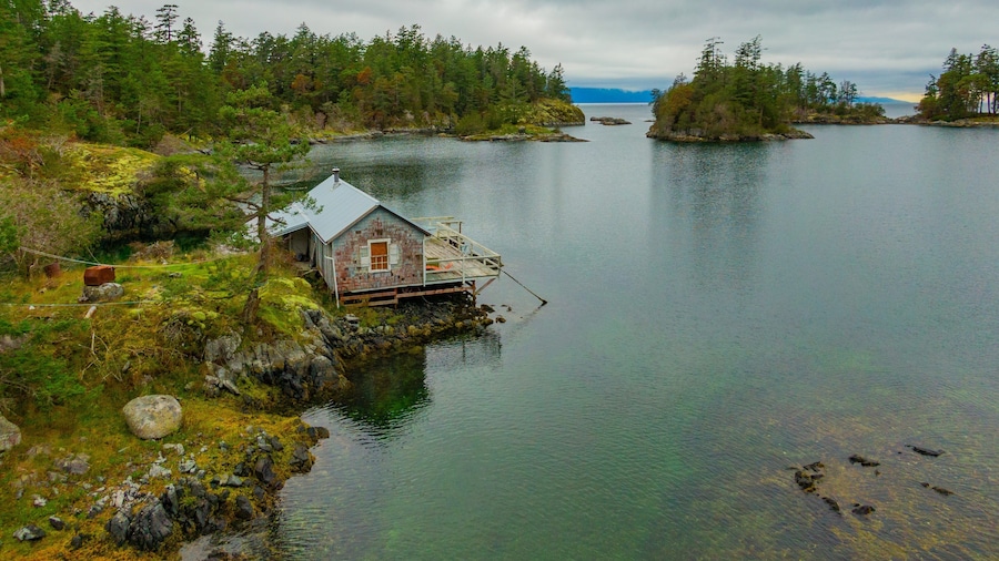 Smuggler Cove Marine Provincial Park showing a lake or waterhole