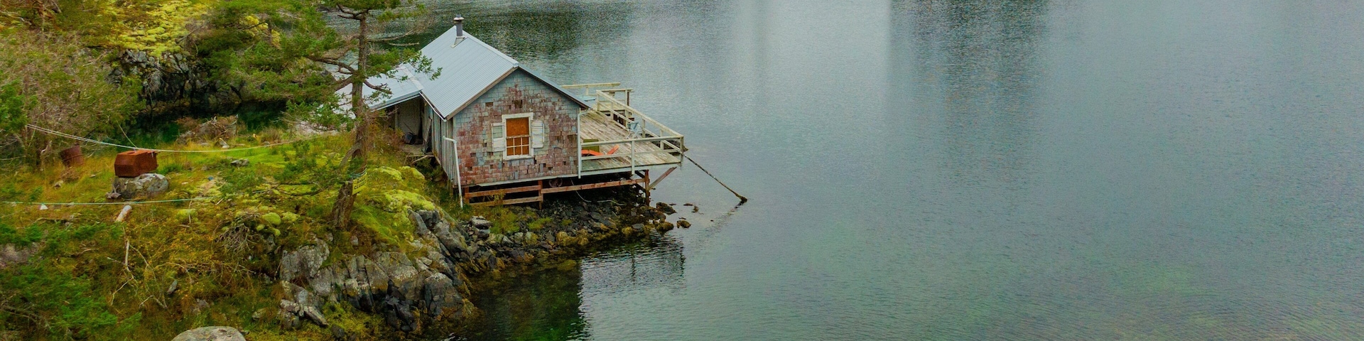 Smuggler Cove Marine Provincial Park showing a lake or waterhole