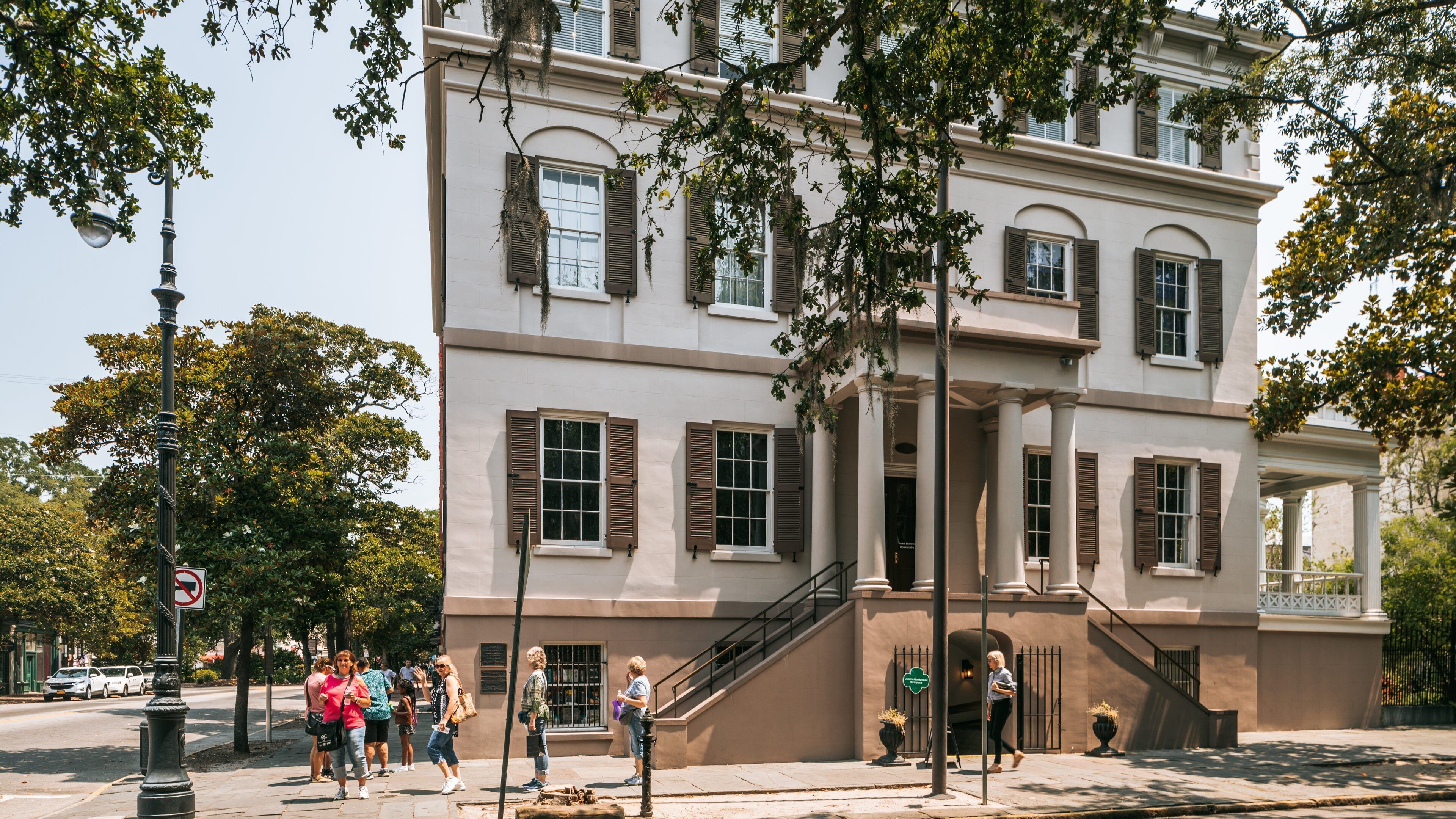 Juliette Gordon Low Birthplace featuring heritage architecture and street scenes