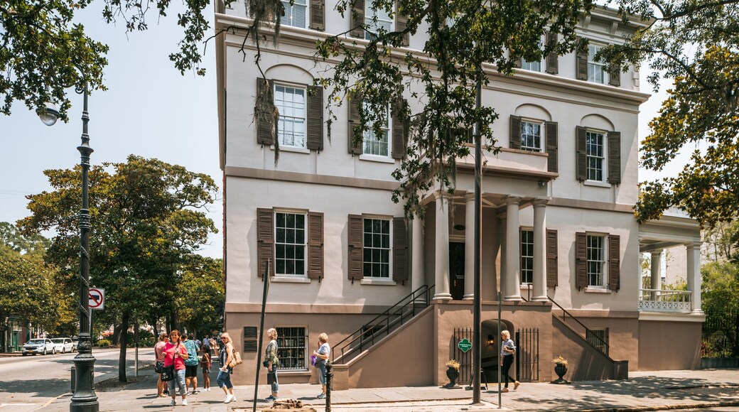 Juliette Gordon Low Birthplace featuring heritage architecture and street scenes