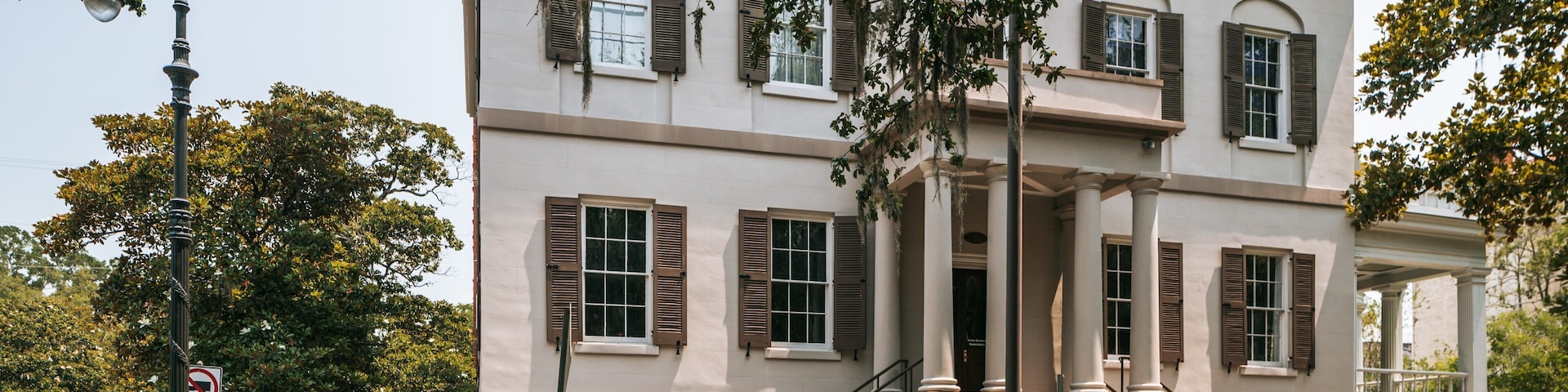 Juliette Gordon Low Birthplace featuring heritage architecture and street scenes