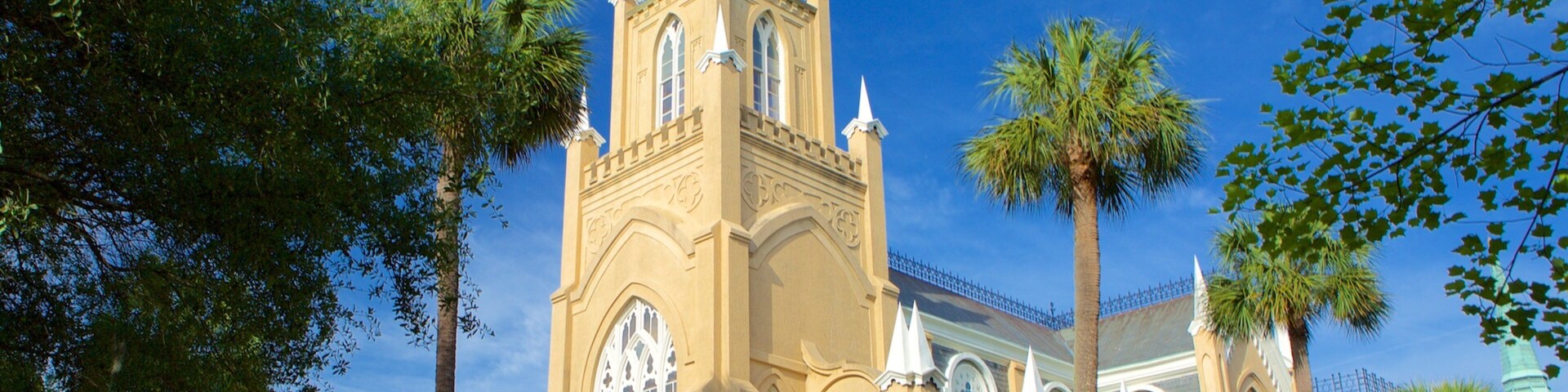 Templo Mickve Israel que incluye arquitectura patrimonial, elementos religiosos y un templo o sitio de culto