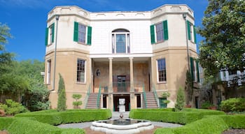 Owens-Thomas House which includes a fountain, a garden and a house