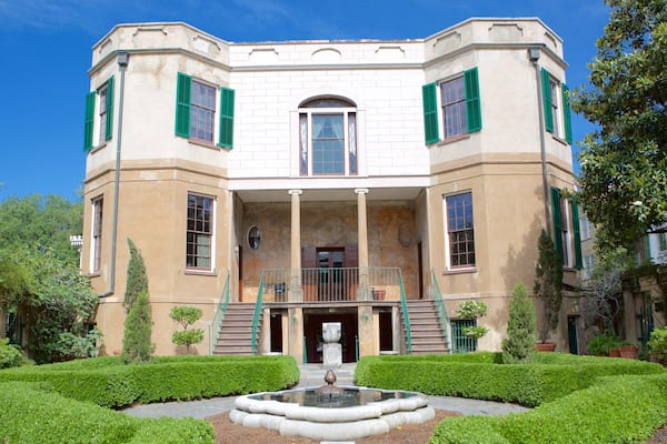 Owens-Thomas House showing a garden, a fountain and a house
