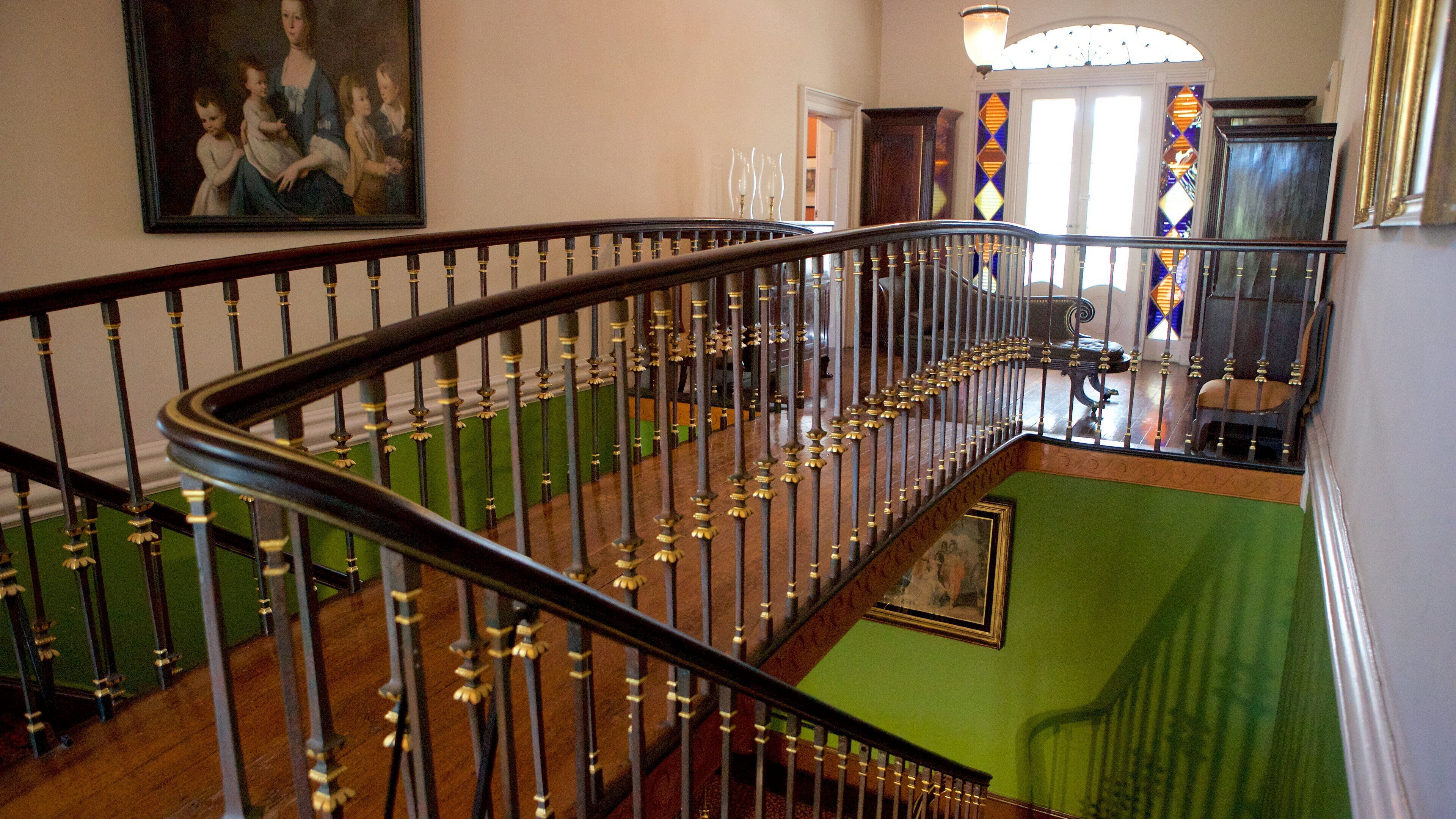 Owens-Thomas House which includes a house, interior views and heritage elements