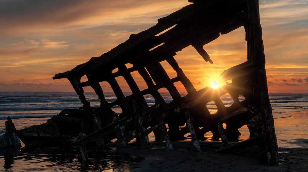 Sun sets on the Peter Iredale at the Oregon Coast #oregon #sunset #shipwreck