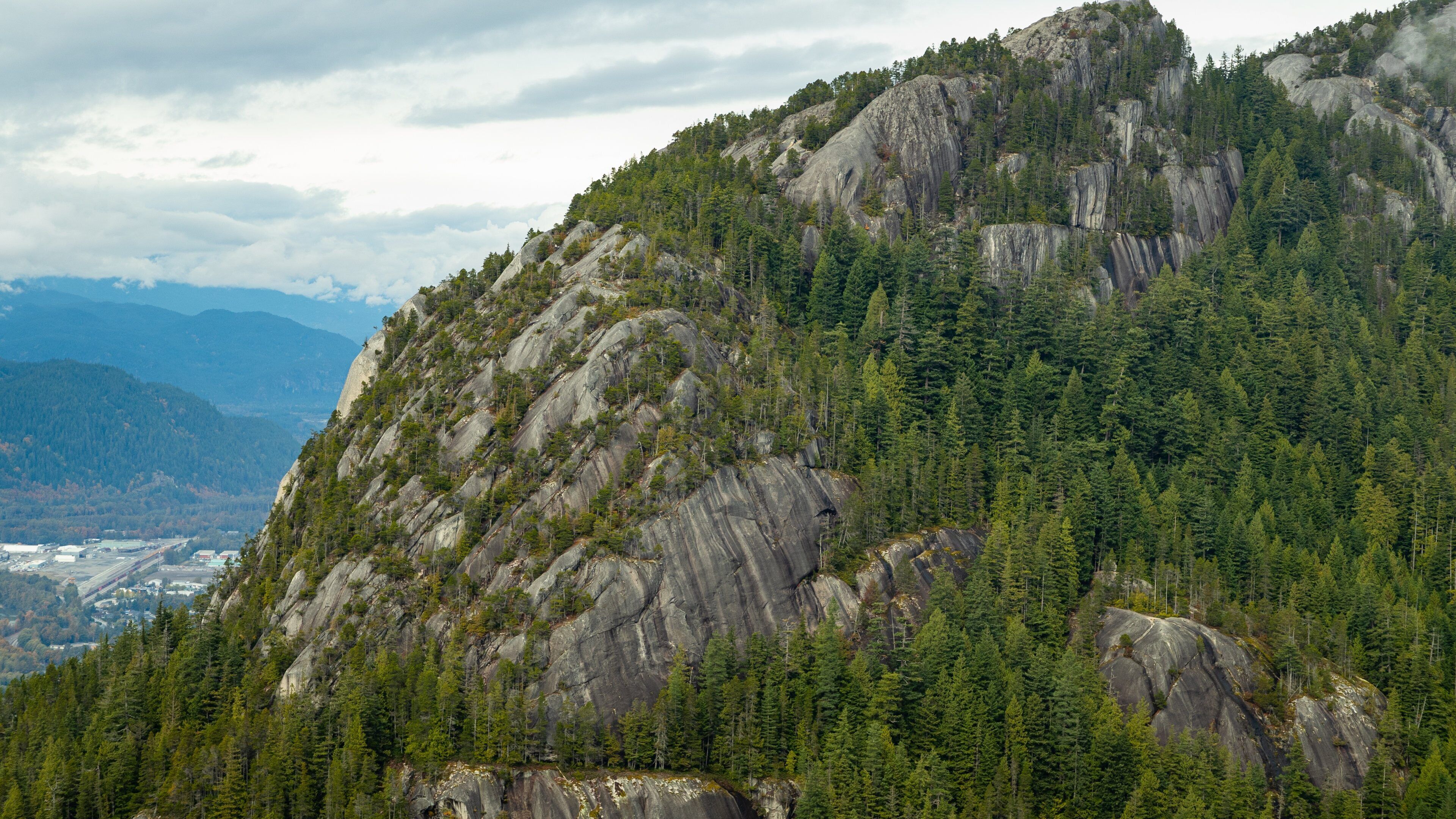Stawamus Chief Provincial Park which includes mountains and landscape views