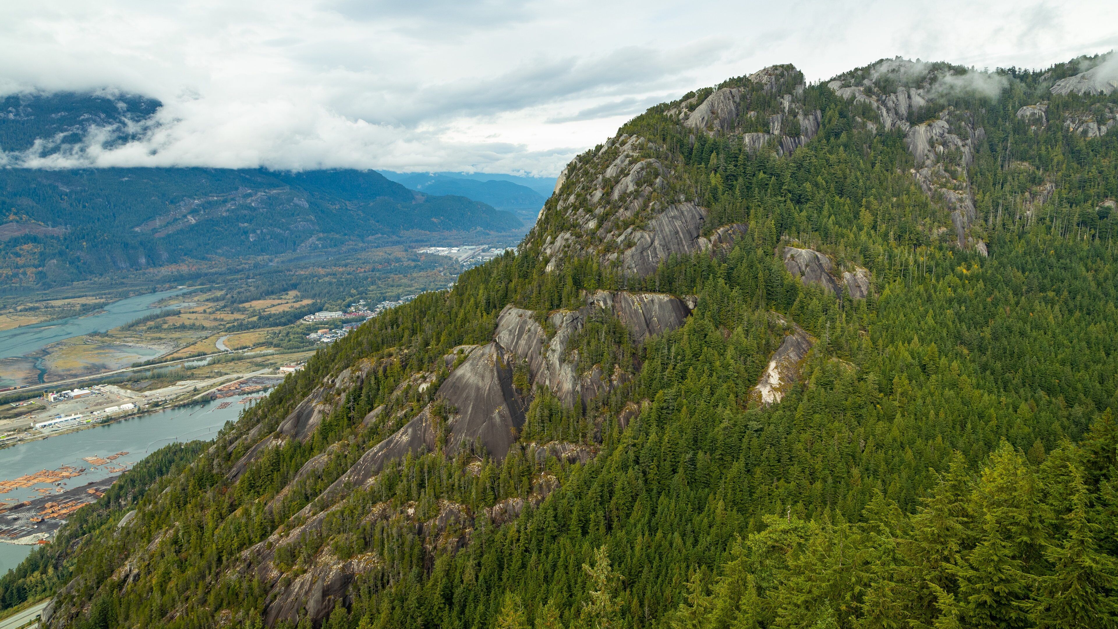 Stawamus Chief Provincial Park which includes mountains and landscape views