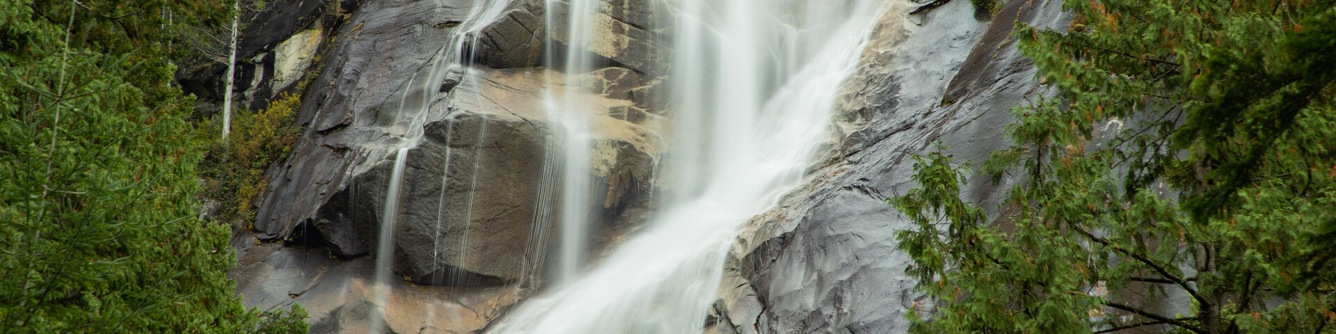Shannon Falls Provincial Park which includes a cascade