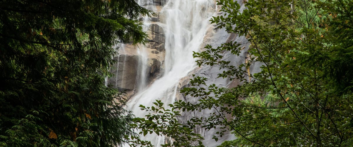 Shannon Falls Provincial Park showing a waterfall