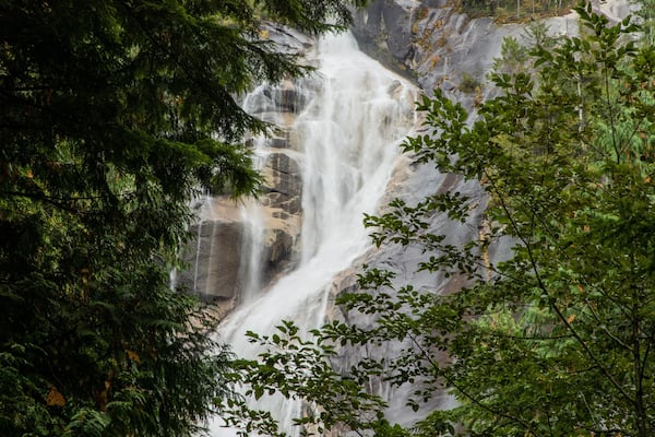 Shannon Falls Provincial Park showing a waterfall