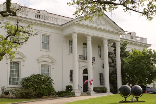 Manoir de l\'ancien gouverneur mettant en vedette bâtiment public et patrimoine architectural