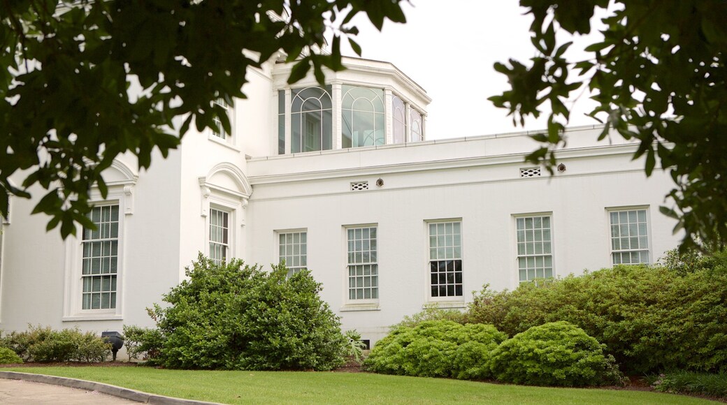 The Old Governor\'s Mansion showing an administrative building and heritage architecture