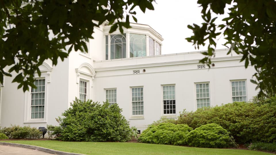 The Old Governor\'s Mansion which includes an administrative buidling and heritage architecture