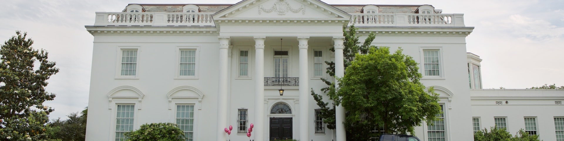 The Old Governor\'s Mansion featuring heritage architecture and an administrative buidling