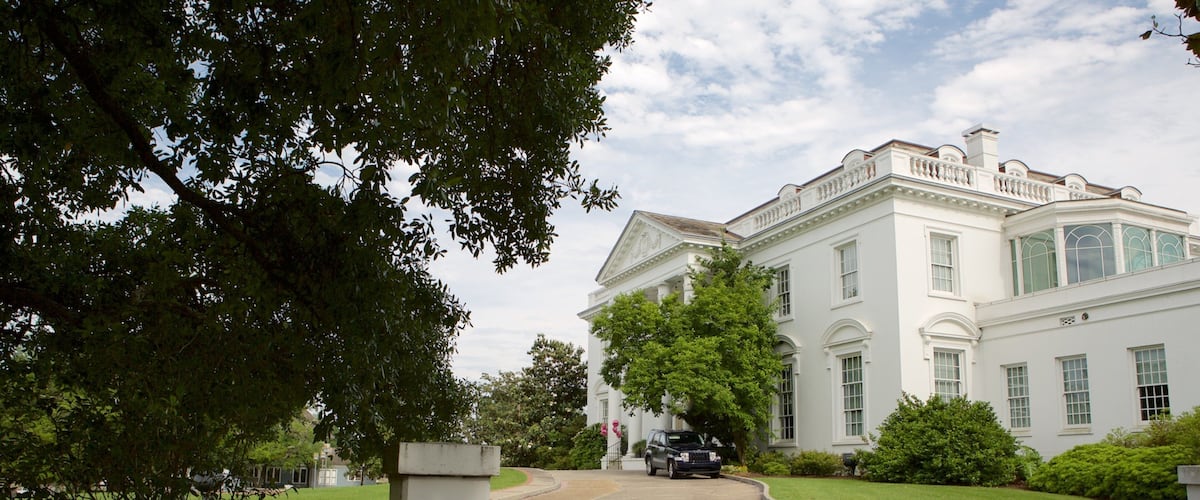 The Old Governor\'s Mansion showing an administrative buidling and heritage architecture
