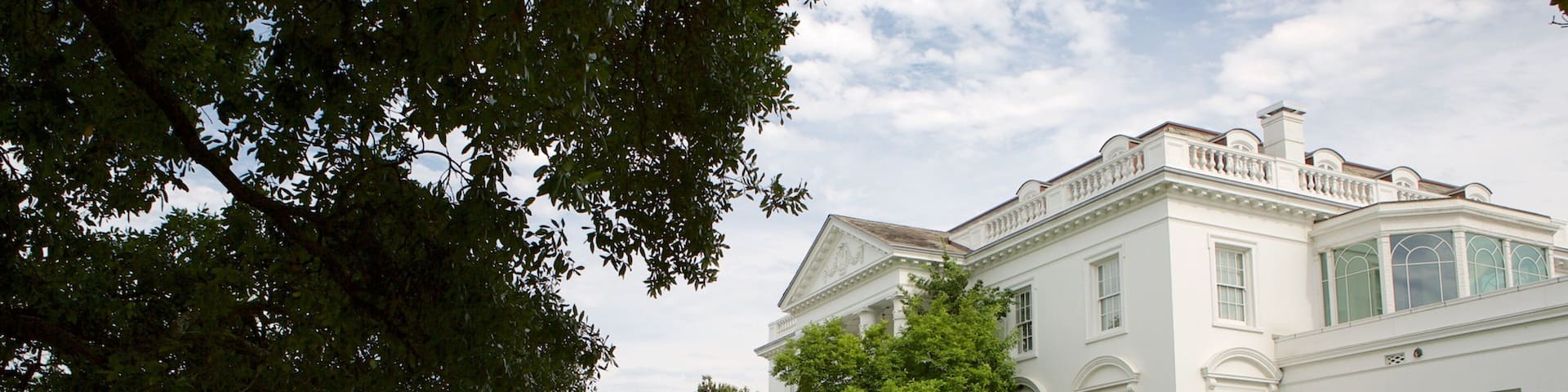 The Old Governor\'s Mansion showing an administrative buidling and heritage architecture