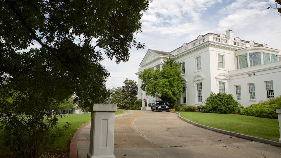 The Old Governor\'s Mansion featuring heritage architecture and an administrative building