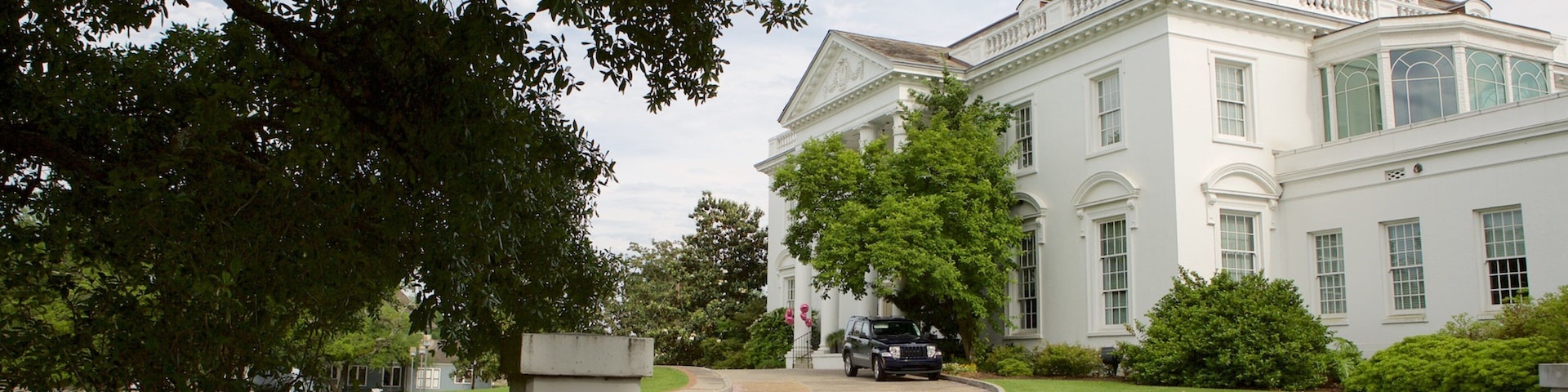 The Old Governor\'s Mansion showing an administrative building and heritage architecture