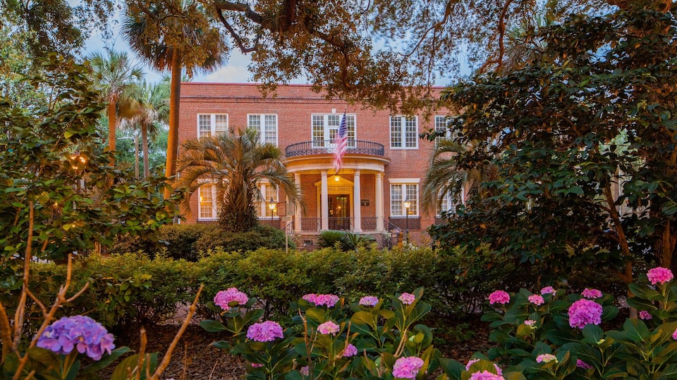 Historic Downtown Savannah showing a house, flowers and heritage elements