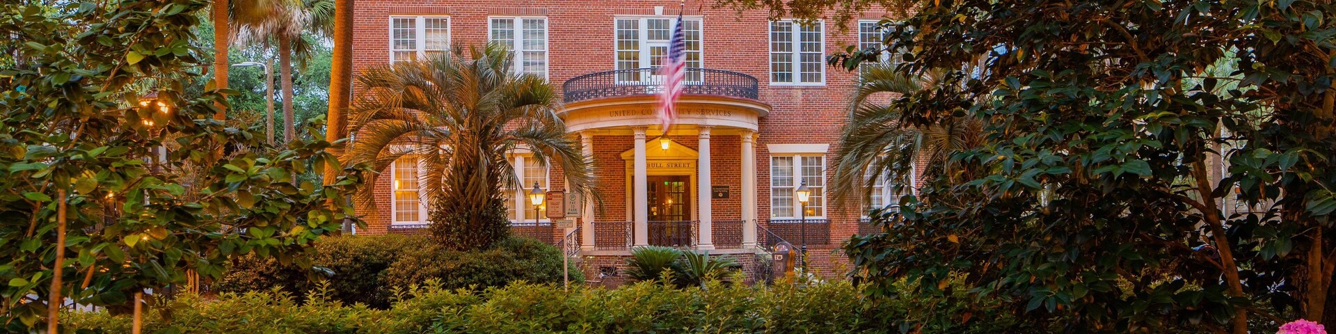Historic Downtown Savannah showing a house, flowers and heritage elements