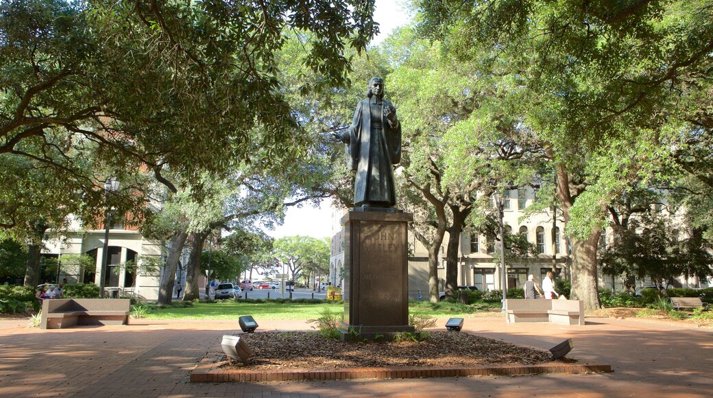 Reynolds Square showing a statue or sculpture