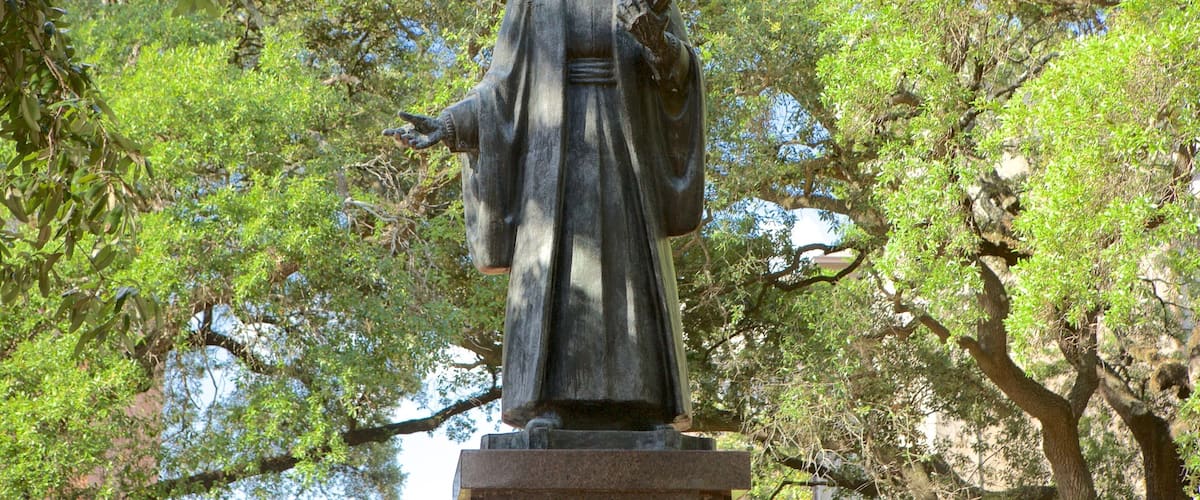 Reynolds Square showing a statue or sculpture