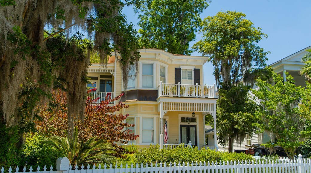 Isle of Hope Historic District showing a house