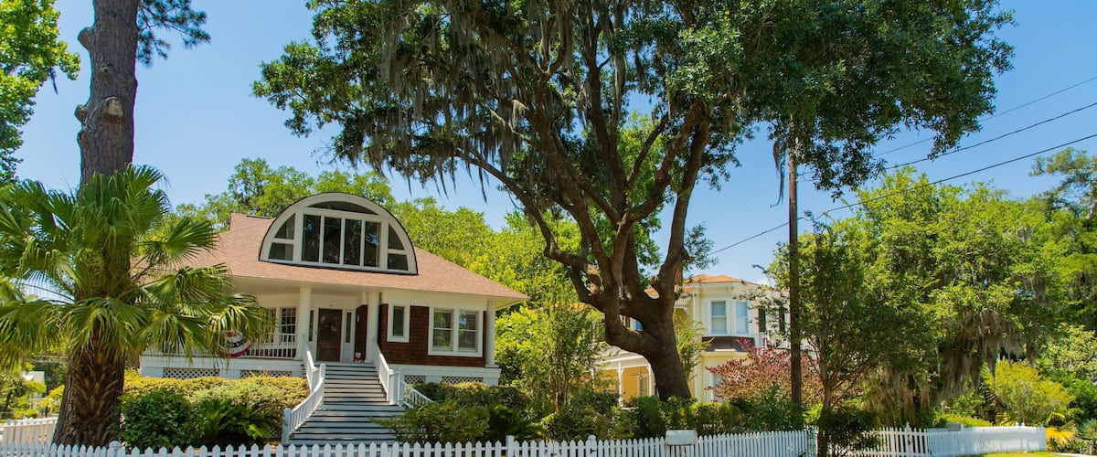 Isle of Hope Historic District showing a house