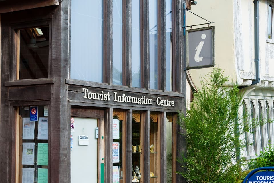 Ein Touristeninformationszentrum mit traditioneller Gestaltung, mit einem geneigten Dach und großen Fenstern.