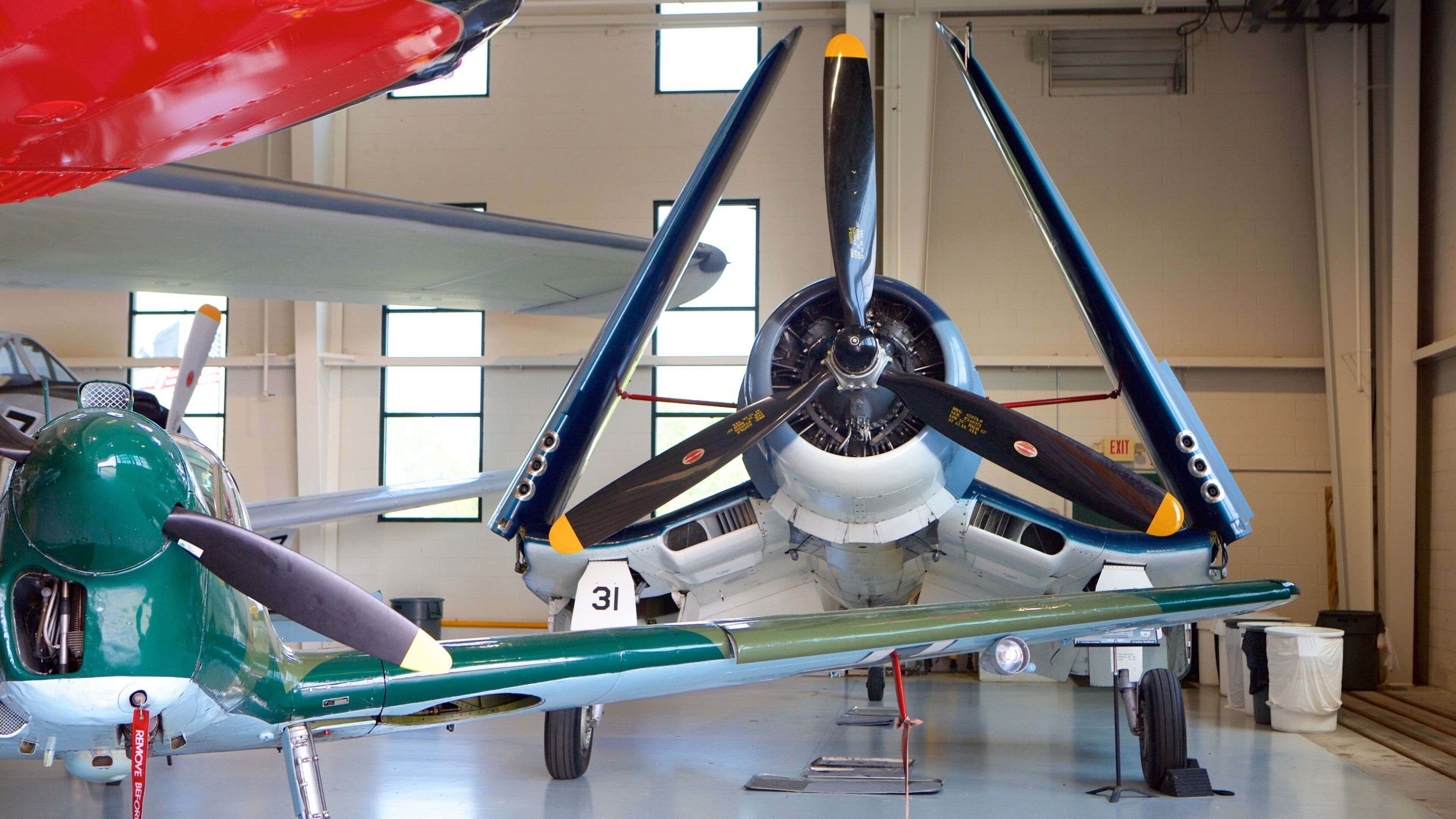 Musée Military Aviation Museum qui includes vues intérieures et avion