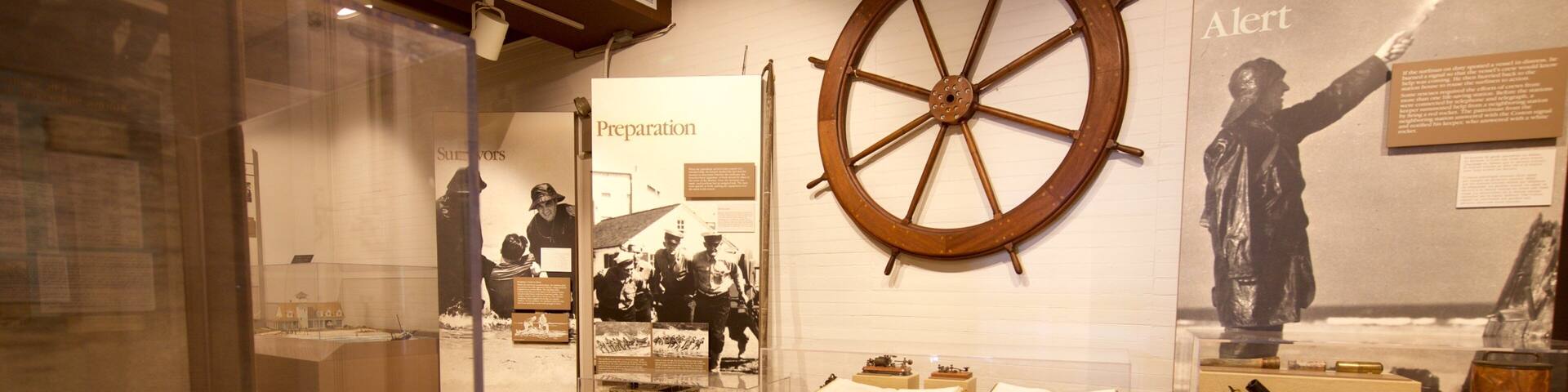 Antigua estación del guardacostas mostrando vistas interiores