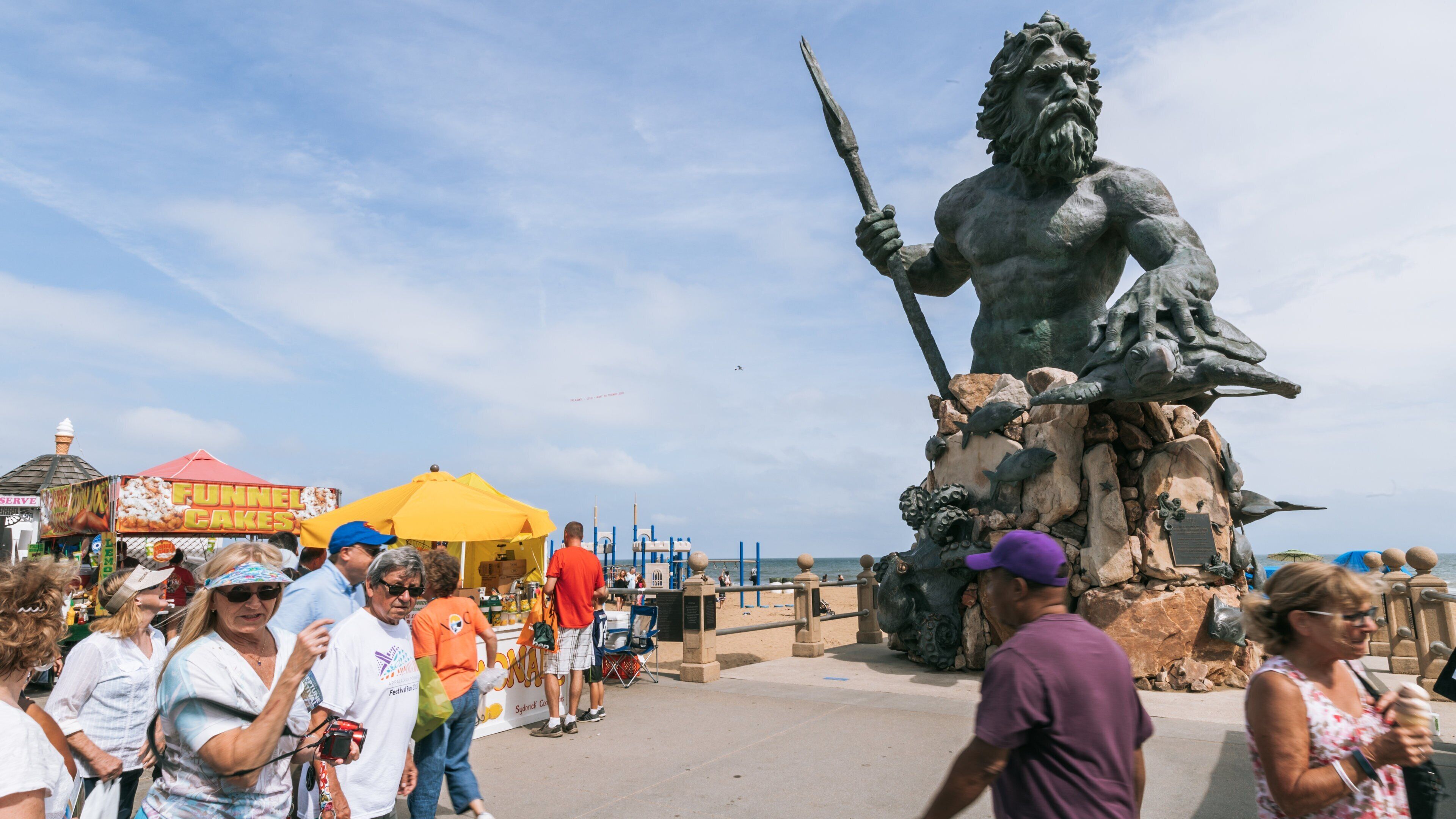 Neptune\'s Park showing a statue or sculpture, street scenes and outdoor art