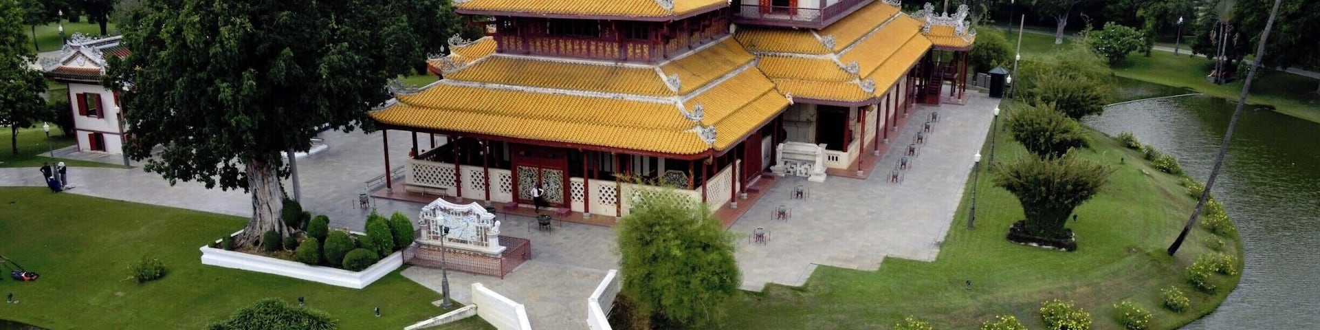 #BangPa #Palace #Thai #Temple
#Bangkok #DayTrip
#Bangkok #Backpacking #TravelPhotography #TravelBlogger
Poletna rezidenca tajskih kraljev, največji pečat pa je pustil kralj Rama V, kateri je tudi kot edini imel več žena in za vsako je zgradil hiško, vsekakor vredno obiska.
See you also on Instagram: ExploreWithSeba