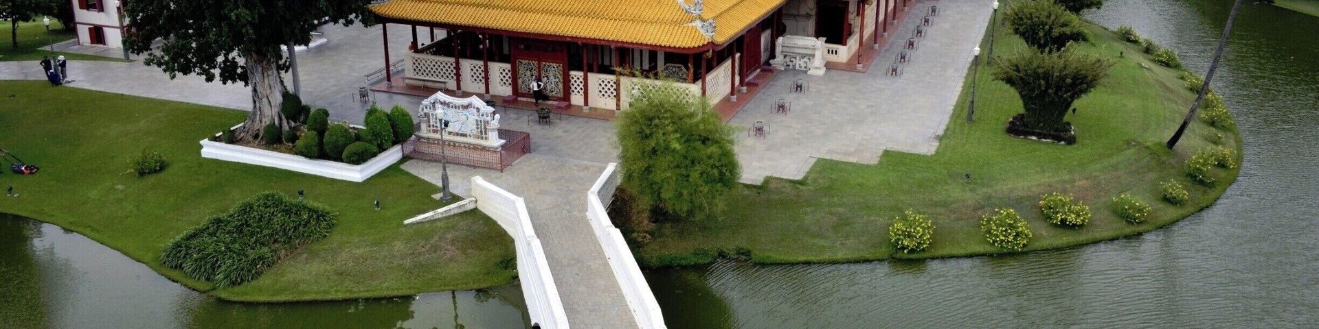 #BangPa #Palace #Thai #Temple
#Bangkok #DayTrip
#Bangkok #Backpacking #TravelPhotography #TravelBlogger
Poletna rezidenca tajskih kraljev, največji pečat pa je pustil kralj Rama V, kateri je tudi kot edini imel več žena in za vsako je zgradil hiško, vsekakor vredno obiska.
See you also on Instagram: ExploreWithSeba