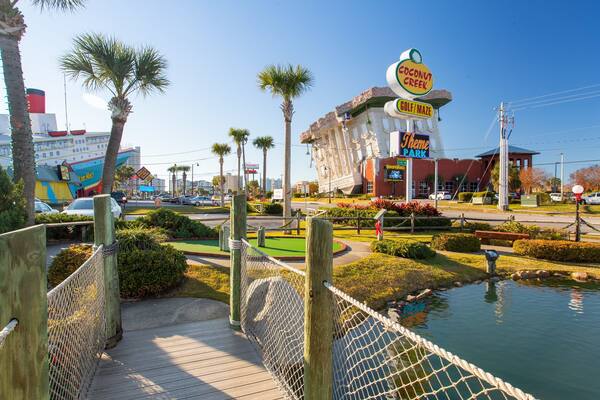 Coconut Creek Family Fun Park showing golf