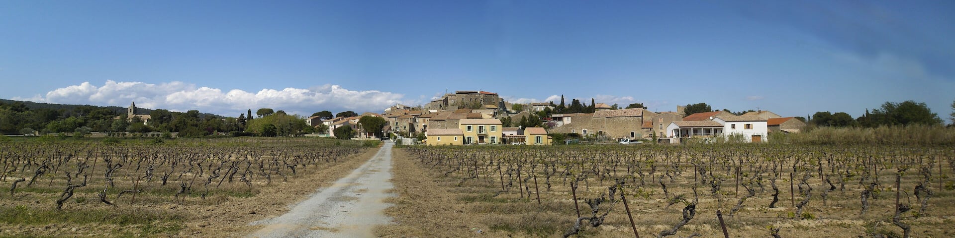 Panorama de Pouzols-Minervois pris depuis le chemin de l'Horte