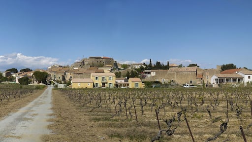 Panorama de Pouzols-Minervois pris depuis le chemin de l'Horte