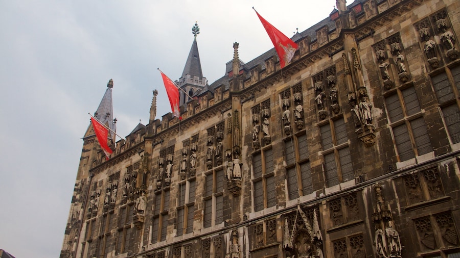 HĂŽtel de ville d\'Aix-la-Chapelle montrant patrimoine historique et patrimoine architectural