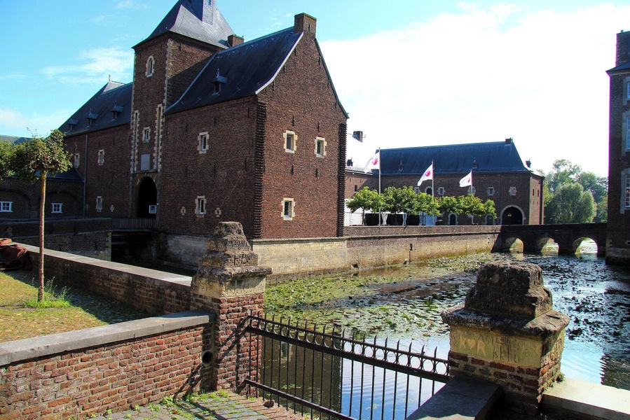 Hoensbroek Castle is one of the largest and most beautiful castles in the Netherlands.
http://www.kasteelhoensbroek.nl/en/