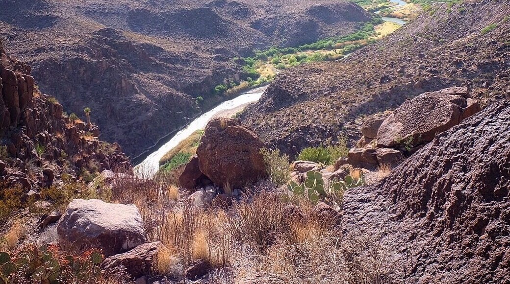 The river drive on the Texas mountain trail bordering Mexico and the Rio Grande is such a beautiful scenic drive!
#roads #mountains #riogrande #scenic #texas #bigbend