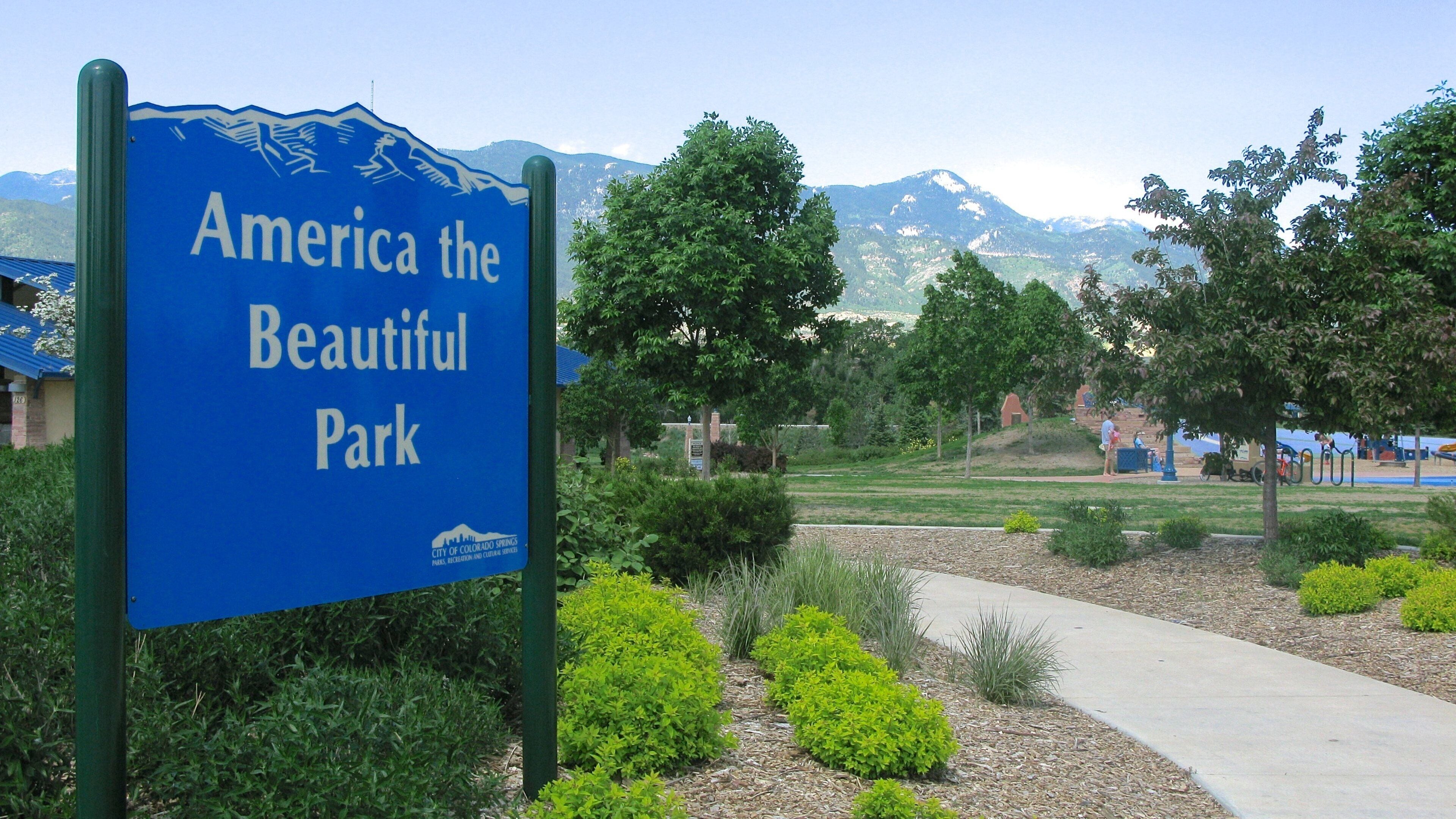 America the Beautiful Park mostrando sinalização e um jardim