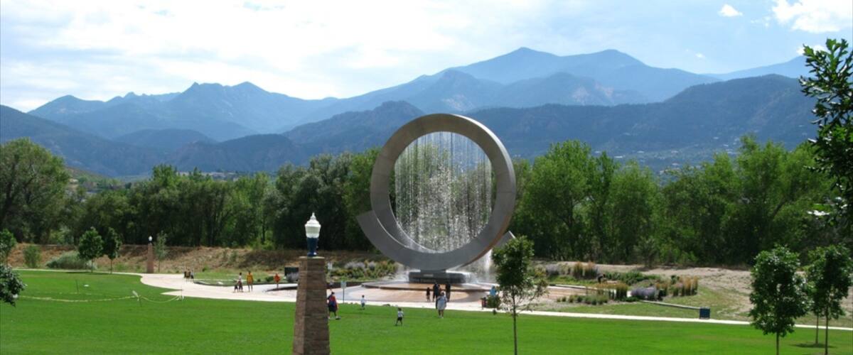 America the Beautiful Park showing outdoor art, a garden and a fountain