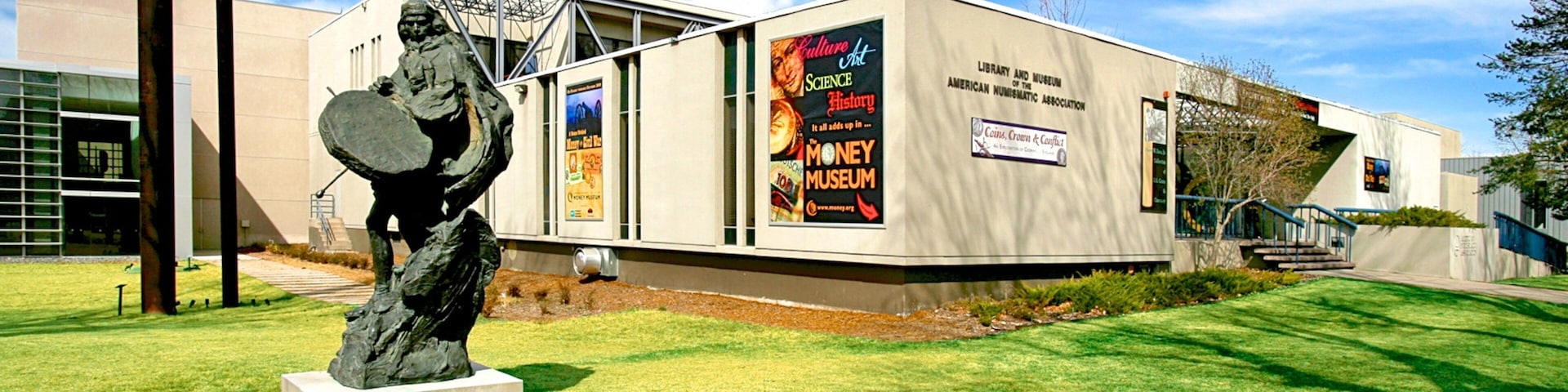 ANA Money Museum mostrando um parque e uma estátua ou escultura